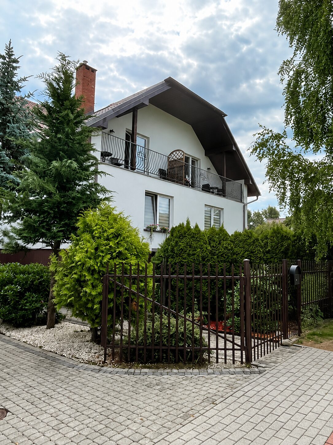 Budynek Na Brzozowej 2 w otoczeniu zieleni